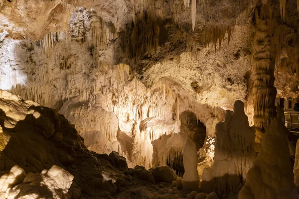 意大利的一个巨大的岩溶洞穴系统 弗罗萨西石窟 美丽的弗罗萨西洞穴景观 意大利马什 — 图库照片