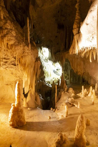 Gyönyörű Kilátás Nyílik Frasassi Barlangokra Grotte Frasassi Egy Hatalmas Karsztbarlang — Stock Fotó