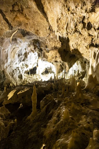 Frasassi mağaralarının güzel manzarası, Grotte di Frasassi, İtalya 'daki dev bir karst mağara sistemi. Marş, İtalya
