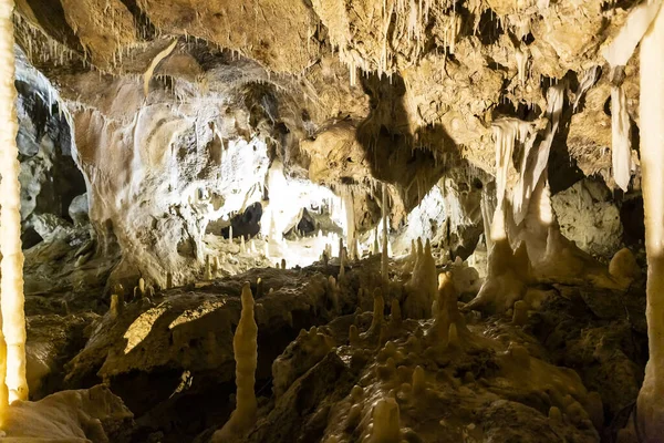 Frasassi mağaralarının güzel manzarası, Grotte di Frasassi, İtalya 'daki dev bir karst mağara sistemi. Marş, İtalya