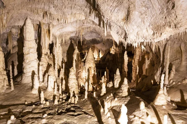 Gyönyörű Kilátás Nyílik Frasassi Barlangokra Grotte Frasassi Egy Hatalmas Karsztbarlang — Stock Fotó