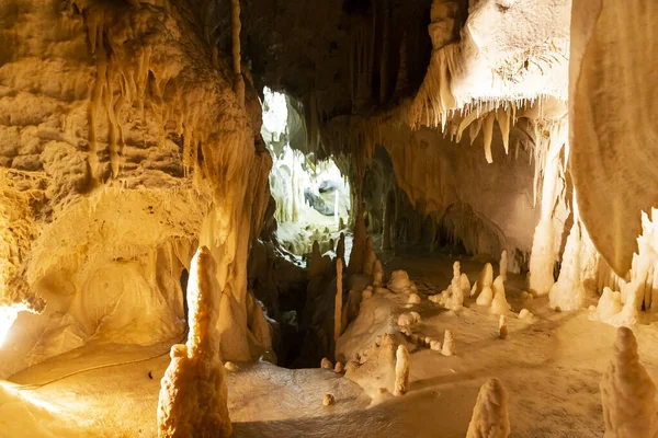 Frasassi mağaralarının güzel manzarası, Grotte di Frasassi, İtalya 'daki dev bir karst mağara sistemi. Marş, İtalya