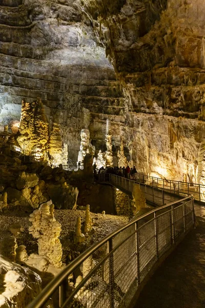 Frasassi mağaralarının güzel manzarası, Grotte di Frasassi, İtalya 'daki dev bir karst mağara sistemi. Marş, İtalya