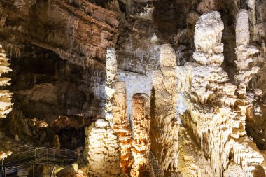 Frasassi mağaralarının güzel manzarası, Grotte di Frasassi, İtalya 'daki dev bir karst mağara sistemi. Marş, İtalya