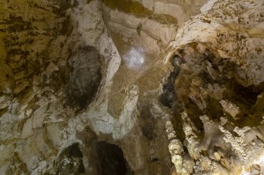 Frasassi mağaralarının güzel manzarası, Grotte di Frasassi, İtalya 'daki dev bir karst mağara sistemi. Marş, İtalya