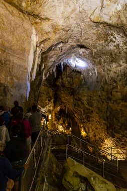 Frasassi mağaralarının güzel manzarası, Grotte di Frasassi, İtalya 'daki dev bir karst mağara sistemi. Marş, İtalya
