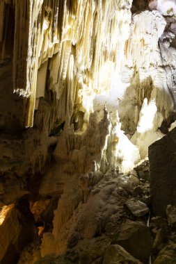 Frasassi mağaralarının güzel manzarası, Grotte di Frasassi, İtalya 'daki dev bir karst mağara sistemi. Marş, İtalya
