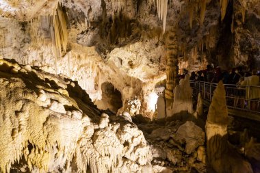 Frasassi mağaralarının güzel manzarası, Grotte di Frasassi, İtalya 'daki dev bir karst mağara sistemi. Marş, İtalya