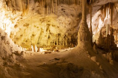 Frasassi mağaralarının güzel manzarası, Grotte di Frasassi, İtalya 'daki dev bir karst mağara sistemi. Marş, İtalya