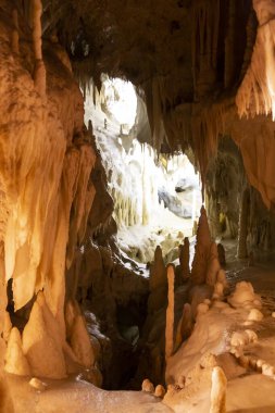 Frasassi mağaralarının güzel manzarası, Grotte di Frasassi, İtalya 'daki dev bir karst mağara sistemi. Marş, İtalya