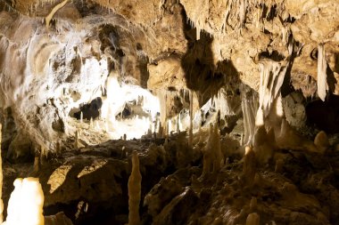 Frasassi mağaralarının güzel manzarası, Grotte di Frasassi, İtalya 'daki dev bir karst mağara sistemi. Marş, İtalya