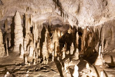 Frasassi mağaralarının güzel manzarası, Grotte di Frasassi, İtalya 'daki dev bir karst mağara sistemi. Marş, İtalya