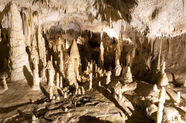 Frasassi mağaralarının güzel manzarası, Grotte di Frasassi, İtalya 'daki dev bir karst mağara sistemi. Marş, İtalya