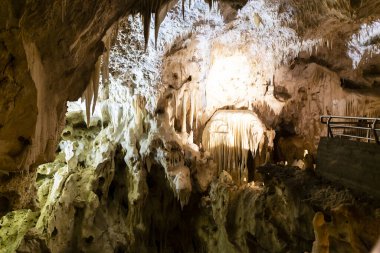 Frasassi mağaralarının güzel manzarası, Grotte di Frasassi, İtalya 'daki dev bir karst mağara sistemi. Marş, İtalya
