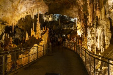 Frasassi mağaralarının güzel manzarası, Grotte di Frasassi, İtalya 'daki dev bir karst mağara sistemi. Marş, İtalya