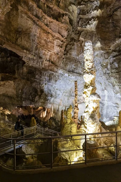 Frasassi mağaralarının güzel manzarası, Grotte di Frasassi, İtalya 'daki dev bir karst mağara sistemi. Marş, İtalya