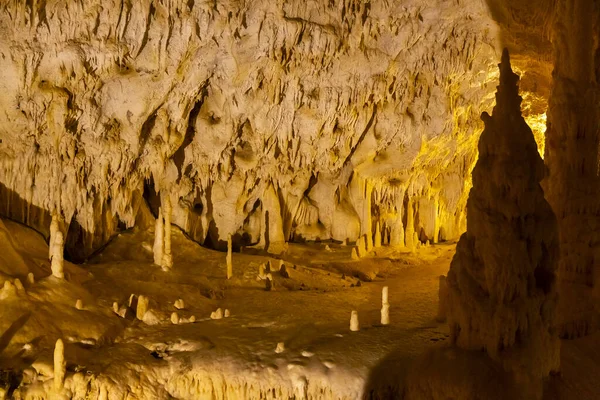 Frasassi mağaralarının güzel manzarası, Grotte di Frasassi, İtalya 'daki dev bir karst mağara sistemi. Marş, İtalya