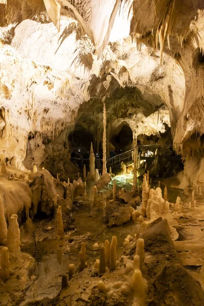 Piękny Widok Jaskinie Frasassi Grotte Frasassi Ogromny System Jaskiń Krasowych — Zdjęcie stockowe