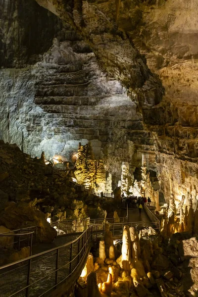 Frasassi mağaralarının güzel manzarası, Grotte di Frasassi, İtalya 'daki dev bir karst mağara sistemi. Marş, İtalya