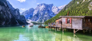 Lago di Braies, Dolomitler 'deki güzel göl, Güney Tyrol, Ital.