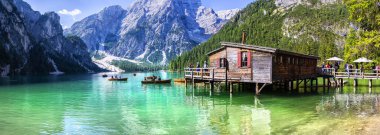 Lago di Braies, Dolomitler 'deki güzel göl, Güney Tyrol, Ital.