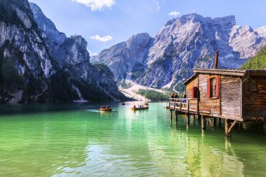 Lago di Braies, Dolomitler 'deki güzel göl, Güney Tyrol, Ital.