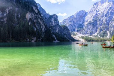 Lago di Braies, Dolomitler 'deki güzel göl, Güney Tyrol, Ital.