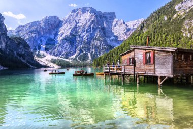 Lago di Braies, Dolomitler 'deki güzel göl, Güney Tyrol, Ital.