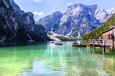 Lago di Braies, Dolomitler 'deki güzel göl, Güney Tyrol, Ital.