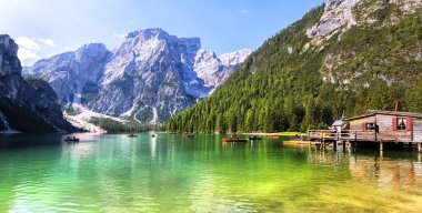 Lago di Braies, Dolomitler 'deki güzel göl, Güney Tyrol, Ital.