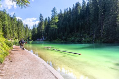 Lago di Braies, Dolomitler 'deki güzel göl, Güney Tyrol, Ital.