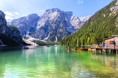 Lago di Braies, Dolomitler 'deki güzel göl, Güney Tyrol, Ital.