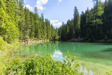 Lago di Braies, Dolomitler 'deki güzel göl, Güney Tyrol, Ital.