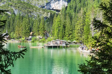Lago di Braies, Dolomitler 'deki güzel göl, Güney Tyrol, Ital.