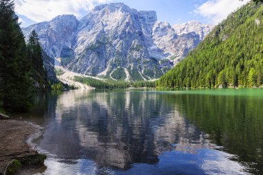 Lago di Braies, Dolomitler 'deki güzel göl, Güney Tyrol, Ital.