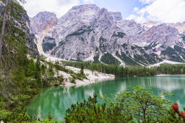 Lago di Braies, Dolomitler 'deki güzel göl, Güney Tyrol, Ital.
