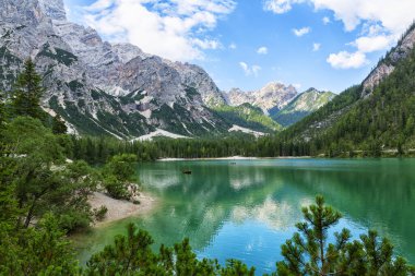 Lago di Braies, Dolomitler 'deki güzel göl, Güney Tyrol, Ital.