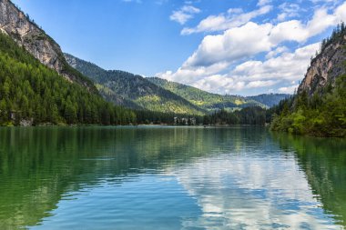 Lago di Braies, Dolomitler 'deki güzel göl, Güney Tyrol, Ital.