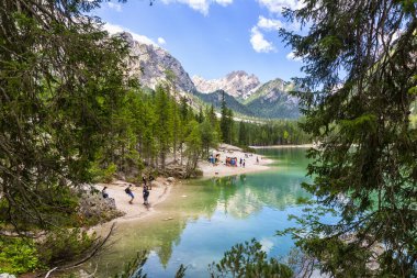 Lago di Braies, Dolomitler 'deki güzel göl, Güney Tyrol, Ital.