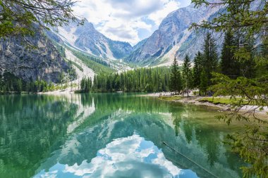 Lago di Braies, Dolomitler 'deki güzel göl, Güney Tyrol, Ital.