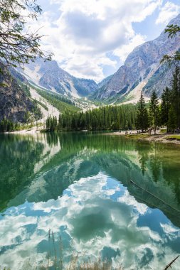 Lago di Braies, Dolomitler 'deki güzel göl, Güney Tyrol, Ital.