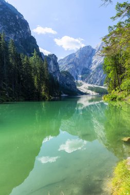 Lago di Braies, Dolomitler 'deki güzel göl, Güney Tyrol, Ital.