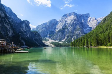 Lago di Braies, Dolomitler 'deki güzel göl, Güney Tyrol, Ital.