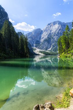 Lago di Braies, Dolomitler 'deki güzel göl, Güney Tyrol, Ital.