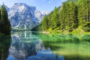 Lago di Braies, Dolomitler 'deki güzel göl, Güney Tyrol, Ital.