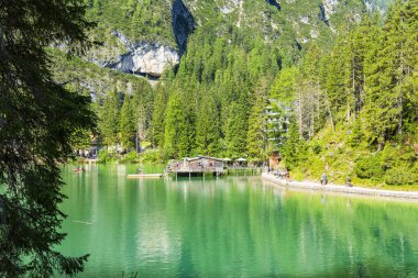 Lago di Braies, Dolomitler 'deki güzel göl, Güney Tyrol, Ital.