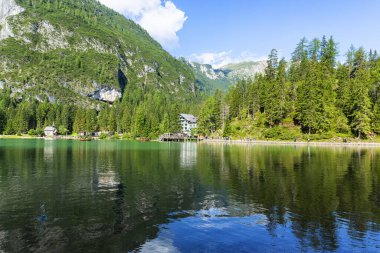 Lago di Braies, Dolomitler 'deki güzel göl, Güney Tyrol, Ital.