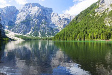 Lago di Braies, Dolomitler 'deki güzel göl, Güney Tyrol, Ital.