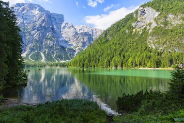 Lago di Braies, Dolomitler 'deki güzel göl, Güney Tyrol, Ital.