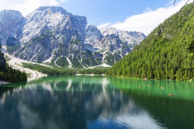 Lago di Braies, Dolomitler 'deki güzel göl, Güney Tyrol, Ital.